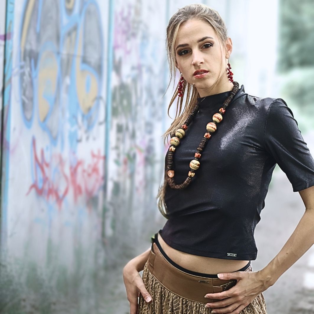 Topy damskie premium By Rieske – jedwab, koronka i skóra w eleganckich stylizacjach