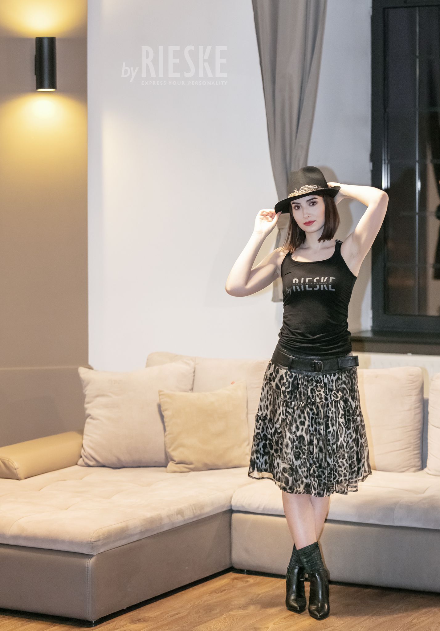 spódnica z jedwabiu i skóry, jedwabna spódnica ze skórzanym karczkiem i paskiem, spódnica w panterkowy deseń, spódnica w motyw zwierzęcy, spódnica karczek i pasek ze skóry włoskiej, spódnica z karczkiem ze skóry naturalnej i szyfonu jedwabnego