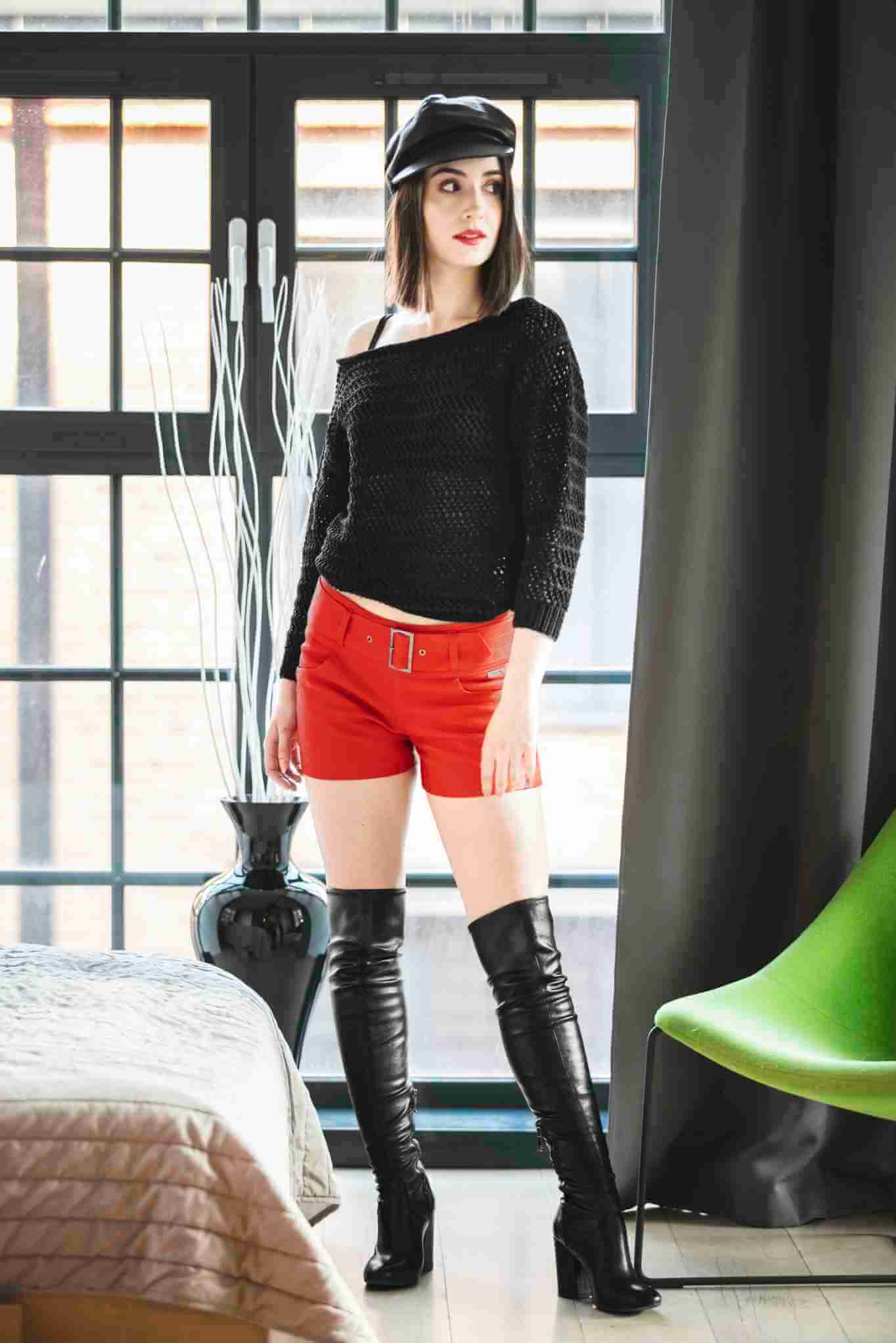 szorty damskie ze skóry naturalnej, czerwone szorty skórzane, czerwone szorty ze skóry, szorty premium ze skóry włoskiej, szorty must have dla zgrabnych nóg,  szorty ze skóry włoskiej, skórzane szorty slim fit, szorty damskie polski projektant