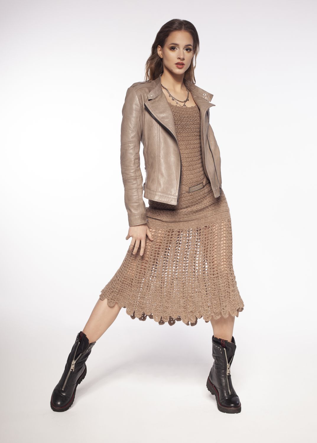 krótka kurtka skórzana, kurtka skórzana beżowa, ramoneska ze skóry naturalnej, beżowa  ramoneska, kurtka ze skóry włoskiej, kurtka slim skóra naturalna, modna kurtka skórzana by rieske, kurtka limitowana edycja, jakość premium, ramoneska polska marka, ramoneska polski projektant