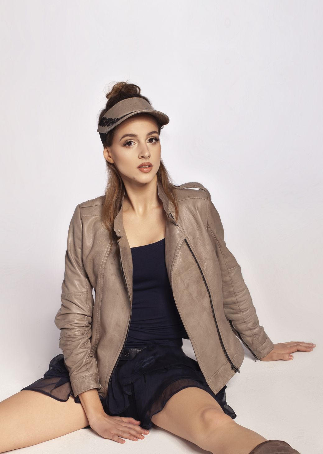 spódnica z jedwabiu i skóry, jedwabna spódnica ze skórzanym karczkiem i falbankami, spódnica granatowy jedwab, spódnica by rieske, spódnica z karczkiem ze skóry naturalnej i szyfonu jedwabnego, spódnica uszyta w polsce, polska marka spódnica, wysoka jakość spódnica