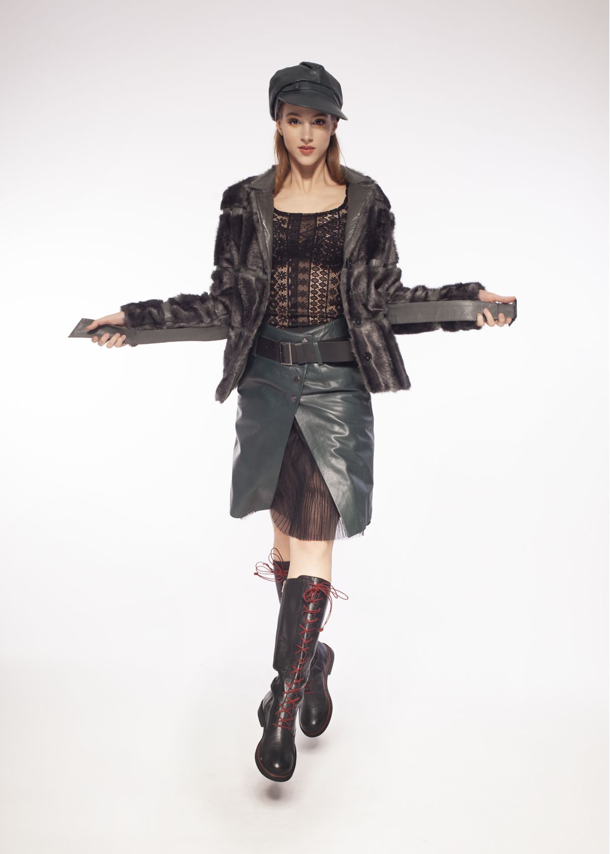 spódnica skórzana, spódnica skórzana z paskiem ze skóry, zielona spódnica skórzana, ciemna zieleń spódnica skórzana, zieleń butelkowa spódnica skórzana, zielona spódnica skórzana z halką, spódnica ze skóry włoskiej, spódnica premium skóra naturalna