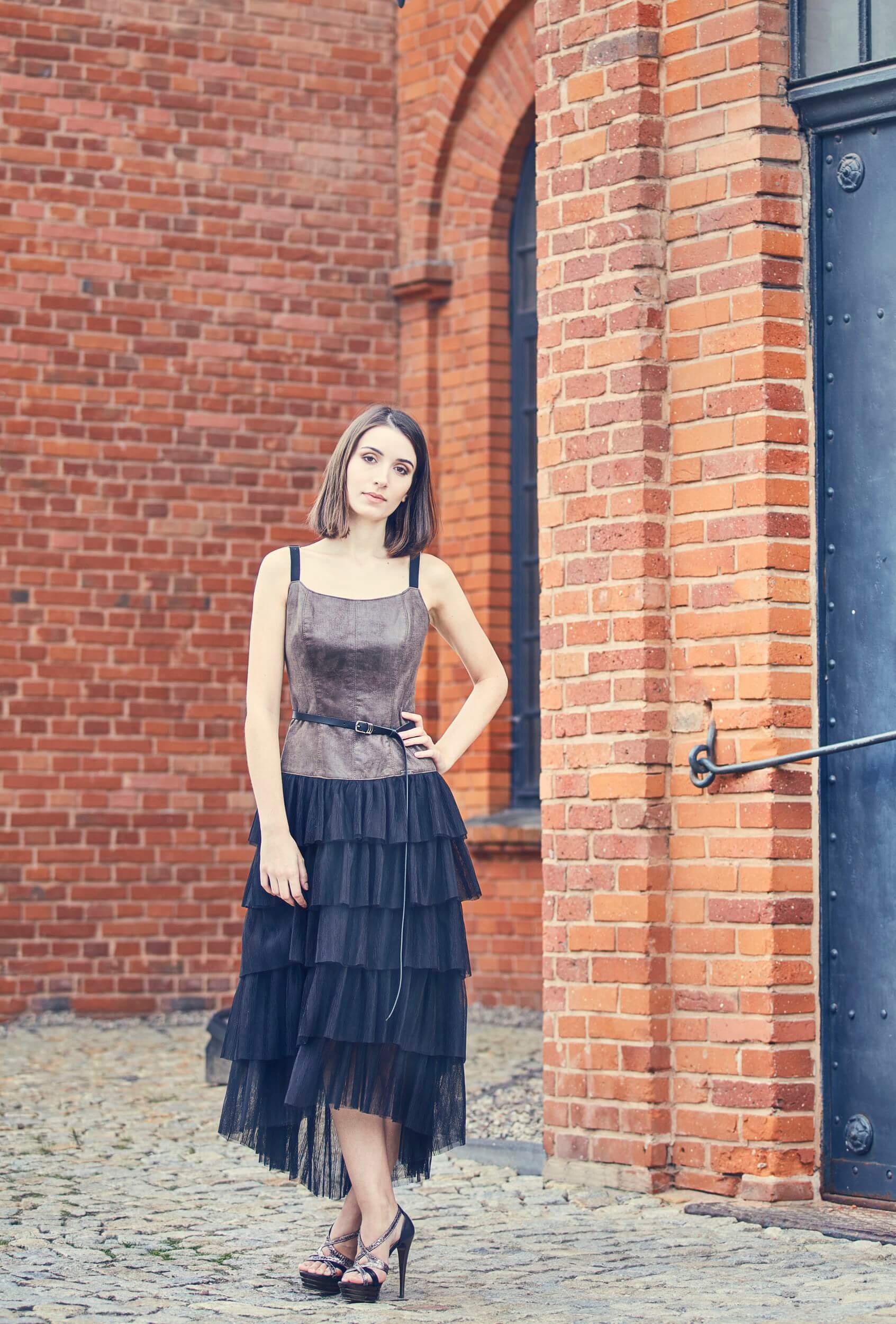 gorsetowa sukienka, brązowa gorsetowa sukienka, sukienka ze skórzanym gorsetem, skórzana sukienka brązowa, sukienka wieczorowa, brązowa sukienka na wesele, brązowa sukienka must have, skórzana sukienka bestseller, gorsetowa sukienka bestseller