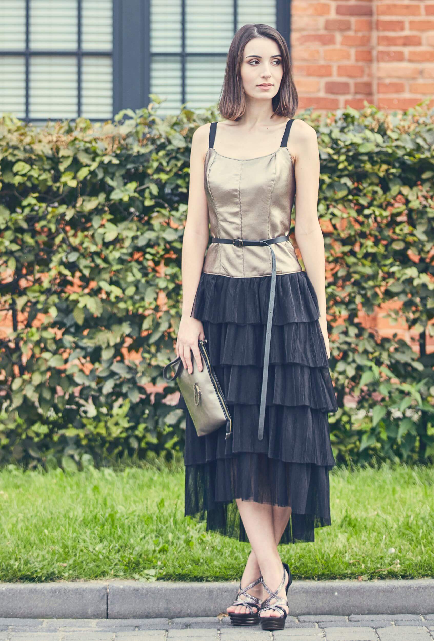 gorsetowa sukienka, złota gorsetowa sukienka, sukienka ze skórzanym gorsetem, skórzana sukienka złota, sukienka wieczorowa, złota sukienka na wesele, złota sukienka must have, skórzana sukienka bestseller, gorsetowa sukienka bestseller