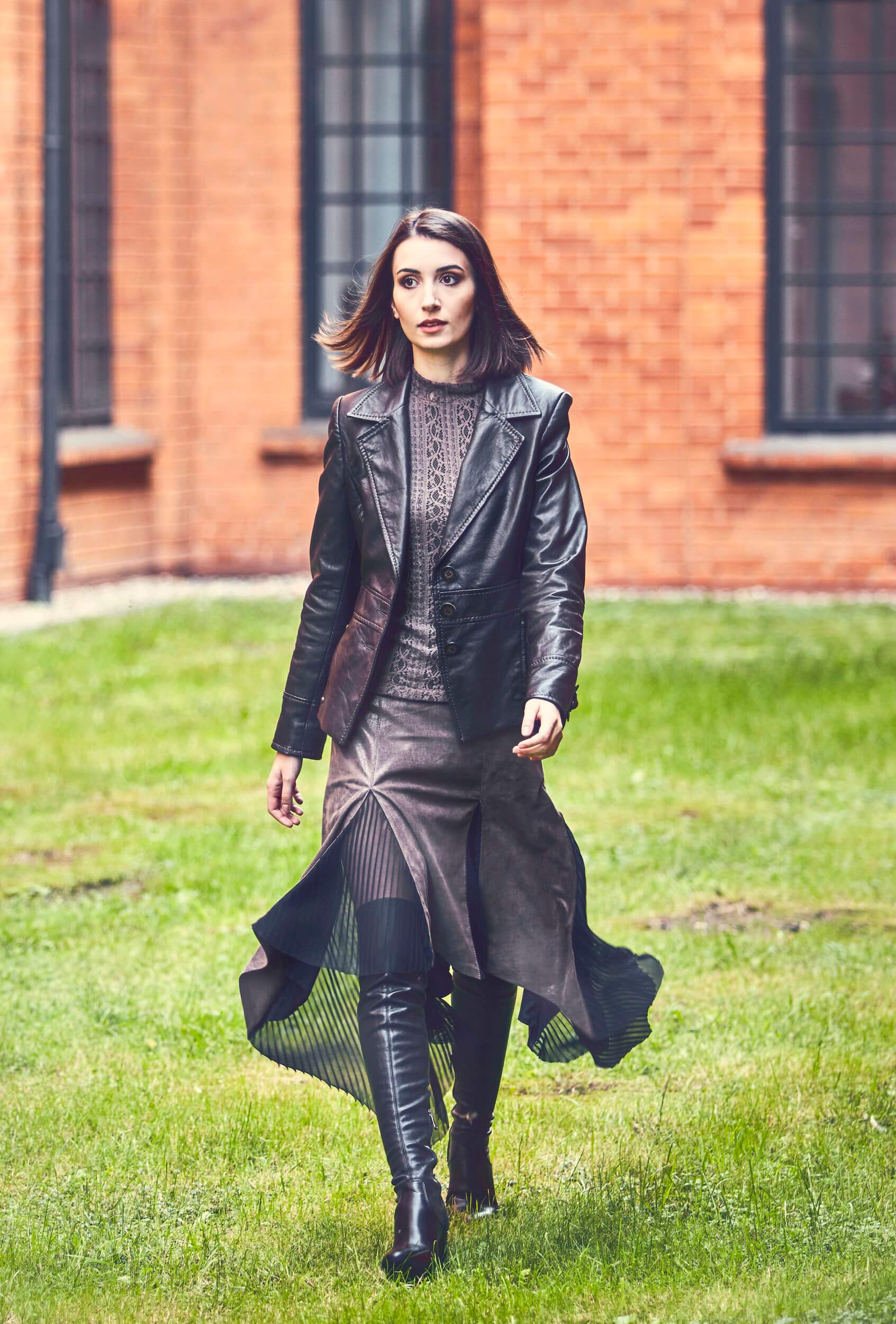 spódnica skórzana, brązowa spódnica skórzana, spódnica skórzana z godetami, spódnica ze skóry naturalnej, spódnica ze skóry włoskiej, spódnica rozkloszowana, spódnica must have, spódnica wyprodukowana w Polsce