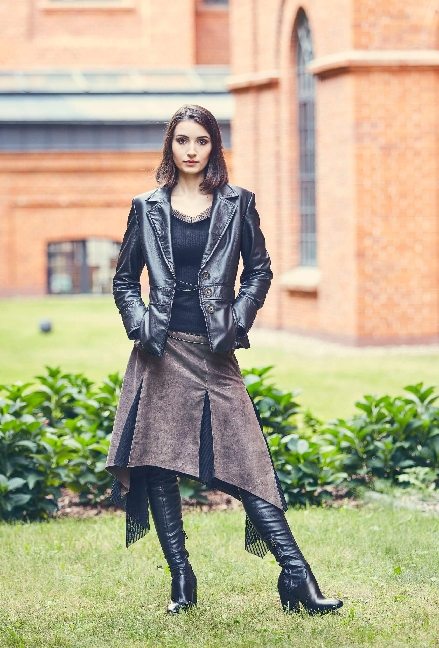 spódnica skórzana, brązowa spódnica skórzana, spódnica skórzana z godetami, spódnica ze skóry naturalnej, spódnica ze skóry włoskiej, spódnica rozkloszowana, spódnica must have, spódnica wyprodukowana w Polsce