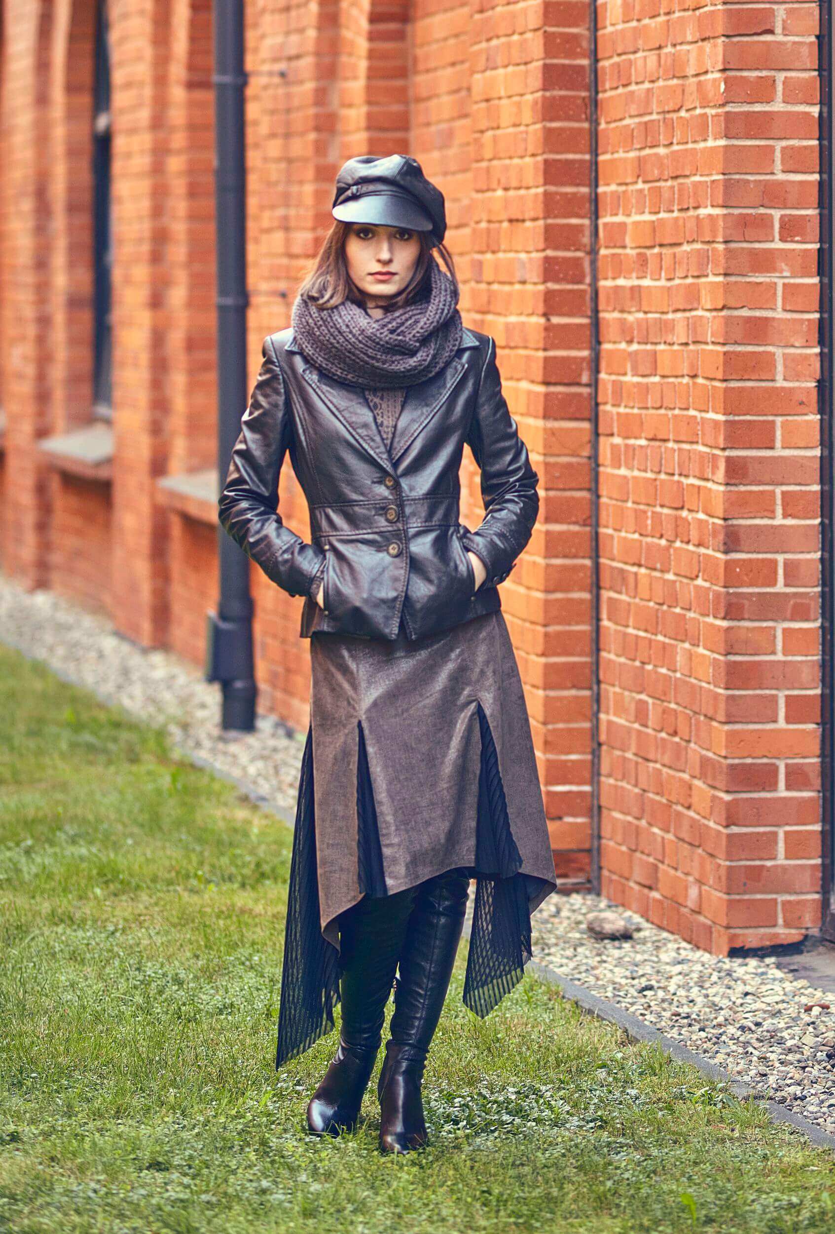 spódnica skórzana, brązowa spódnica skórzana, spódnica skórzana z godetami, spódnica ze skóry naturalnej, spódnica ze skóry włoskiej, spódnica rozkloszowana, spódnica must have, spódnica wyprodukowana w Polsce