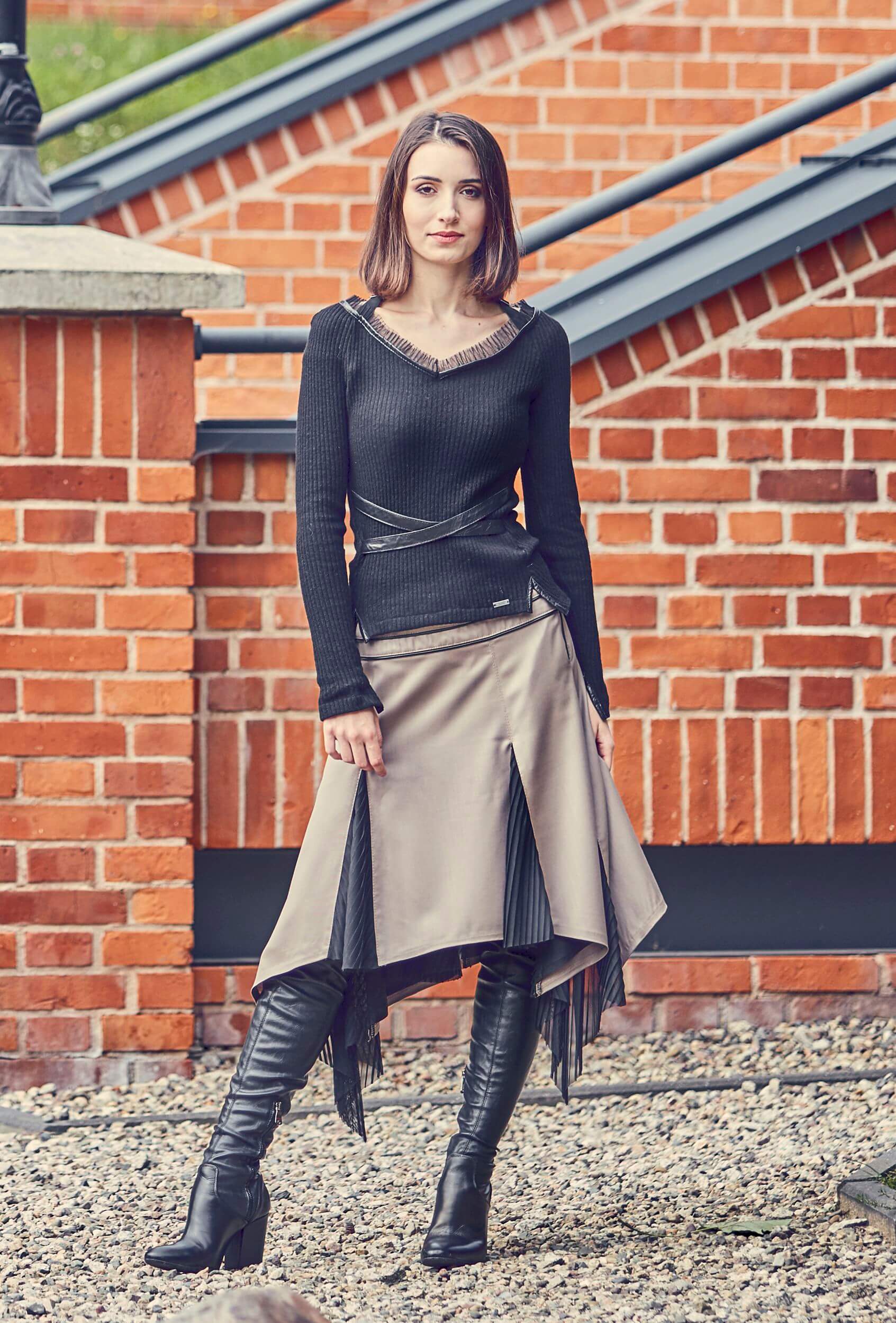 spódnica z tkaniny wełnianej, beżowa spódnica , spódnica z godetami, spódnica rozkloszowana, spódnica must have