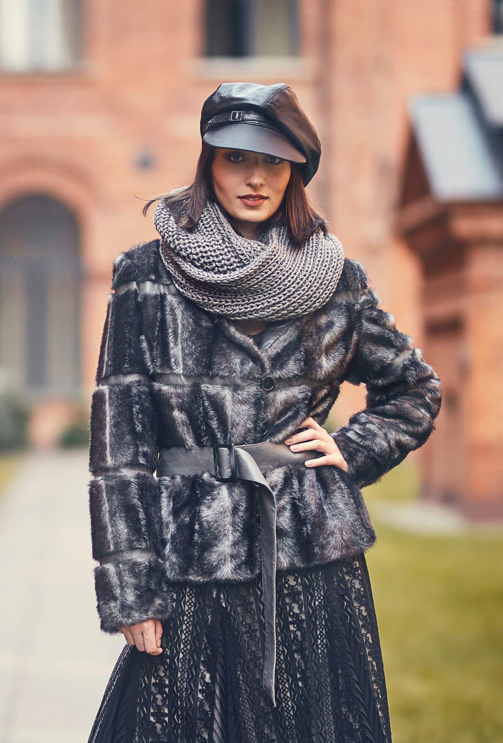 kurtka z futerka, kurtka z futrka szara, szara kurtka z futerka, kurtka z futerka skórzany pasek, kurtka z futerka ze skórzanym paskiem, kurtka jakość premium, kurtka szara z futerka limitowana edycja, kurtka z futerka trendy, kurtka z futerka premium