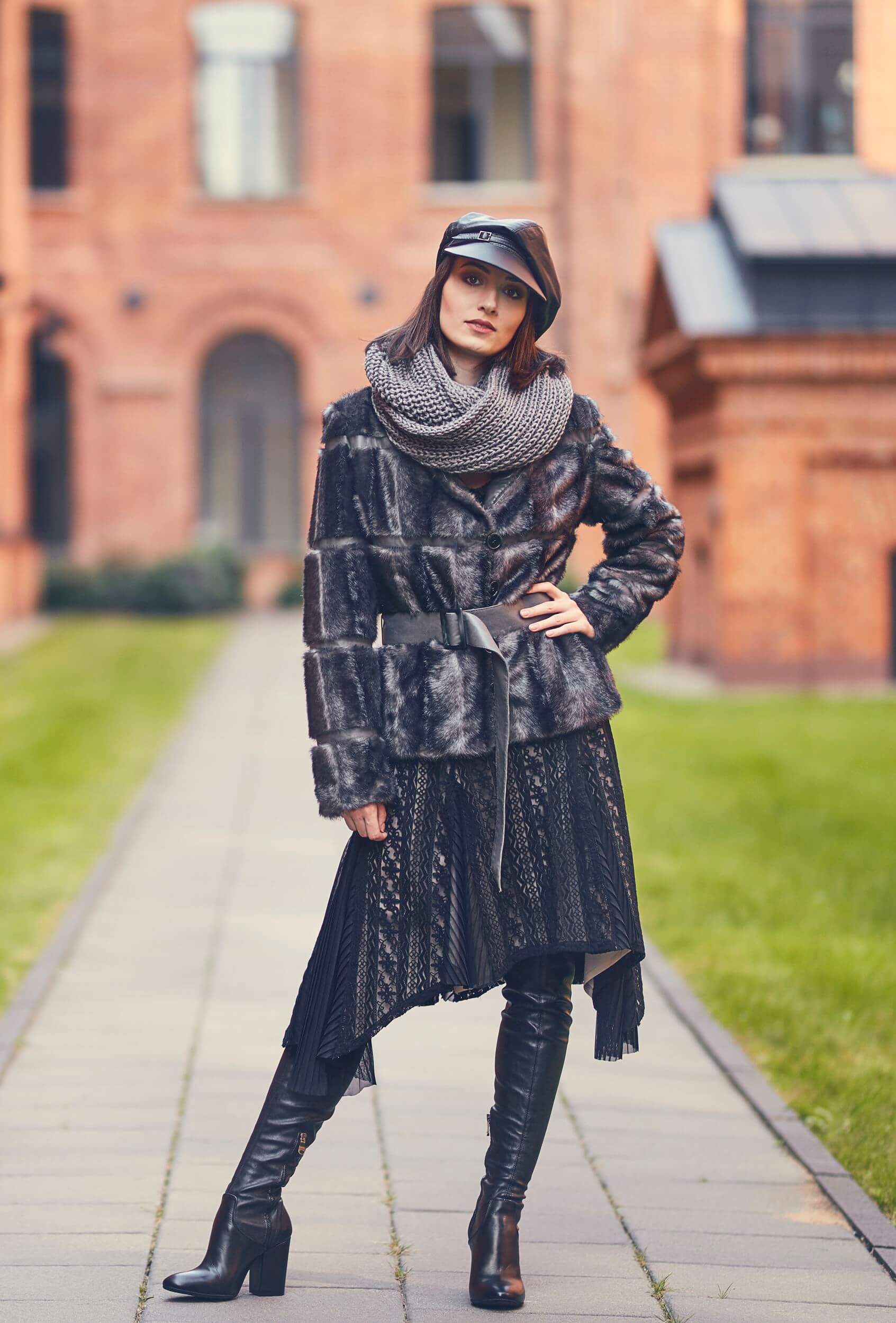 kurtka z futerka, kurtka z futrka szara, szara kurtka z futerka, kurtka z futerka skórzany pasek, kurtka z futerka ze skórzanym paskiem, kurtka jakość premium, kurtka szara z futerka limitowana edycja, kurtka z futerka trendy, kurtka z futerka premium