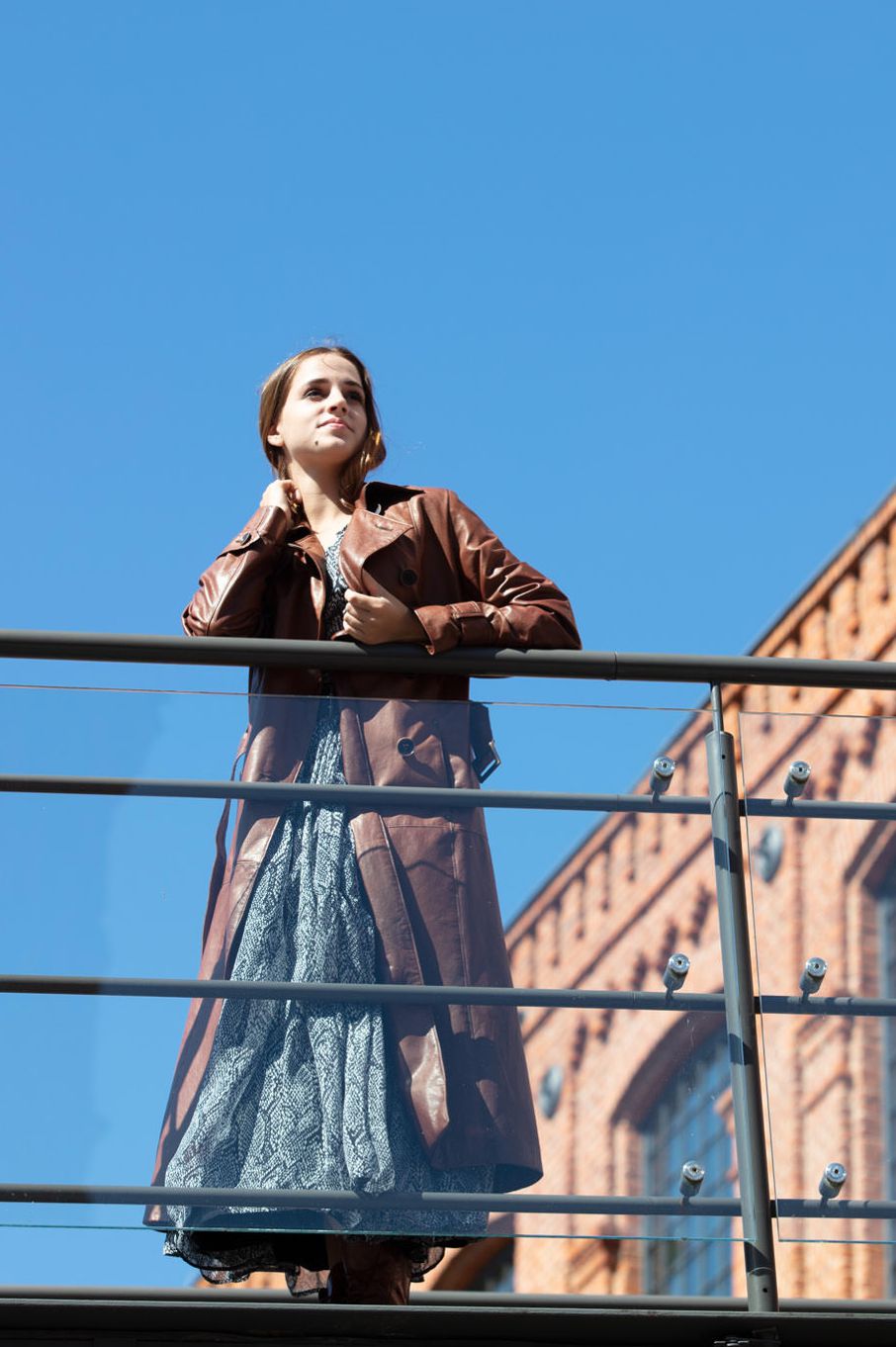 trencz damski skórzany, trencz ze skóry postarzanej, brązowy płaszcz skórzany, płaszcz ze skóry włoskiej, płaszcz skóra naturalna z efektem postarzania, trencz ze skóry naturalnej brązowy, płaszcze skórzane, płaszcz skórzany by rieske