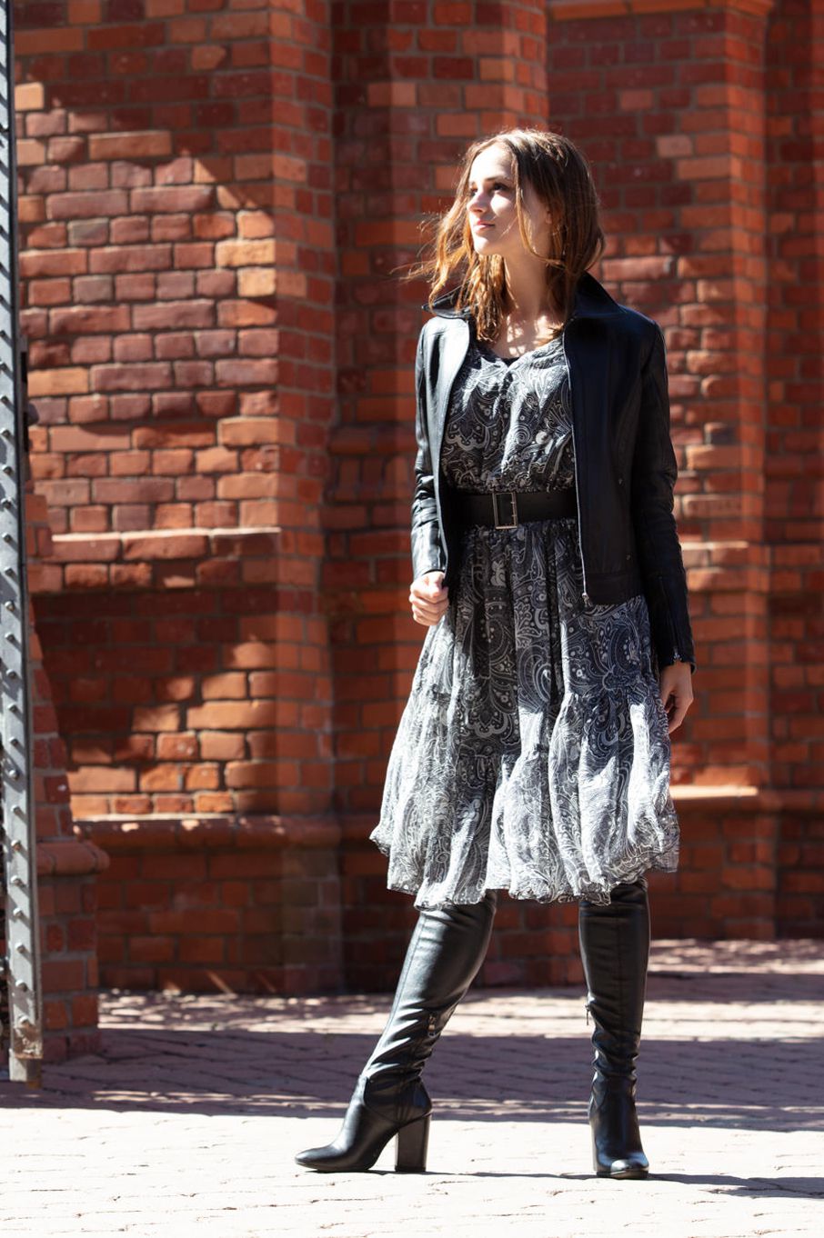 sukienka jedwabna, sukienka z jedwabiu, wyjątkowa sukienka z jedwabiu, delikatna sukienka za kolano, sukienka z paskiem, sukienka na wesele, sukienka ze skórzanym paskiem