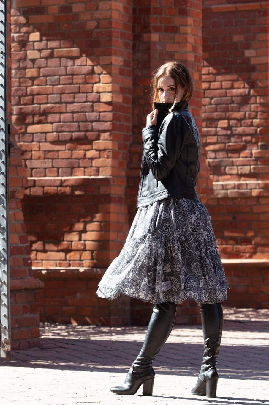 sukienka jedwabna, sukienka z jedwabiu, wyjątkowa sukienka z jedwabiu, delikatna sukienka za kolano, sukienka z paskiem, sukienka na wesele, sukienka ze skórzanym paskiem