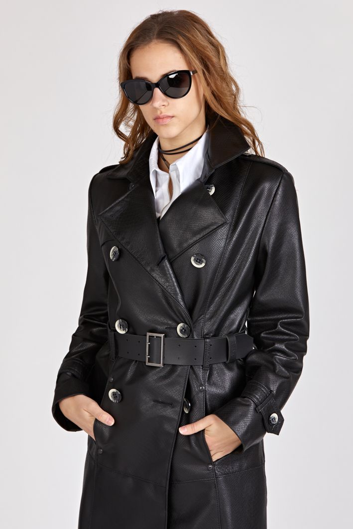 trencz damski skórzany maxi, długi trencz ze skóry włoskiej, czarny płaszcz skórzany maxi, płaszcz ze skóry włoskiej, płaszcz skóra naturalna z wzorem węża, długi trencz ze skóry naturalnej czarny, długie płaszcze skórzane, płaszcz skórzany by rieske, trencz czarny, długi trencz skóra