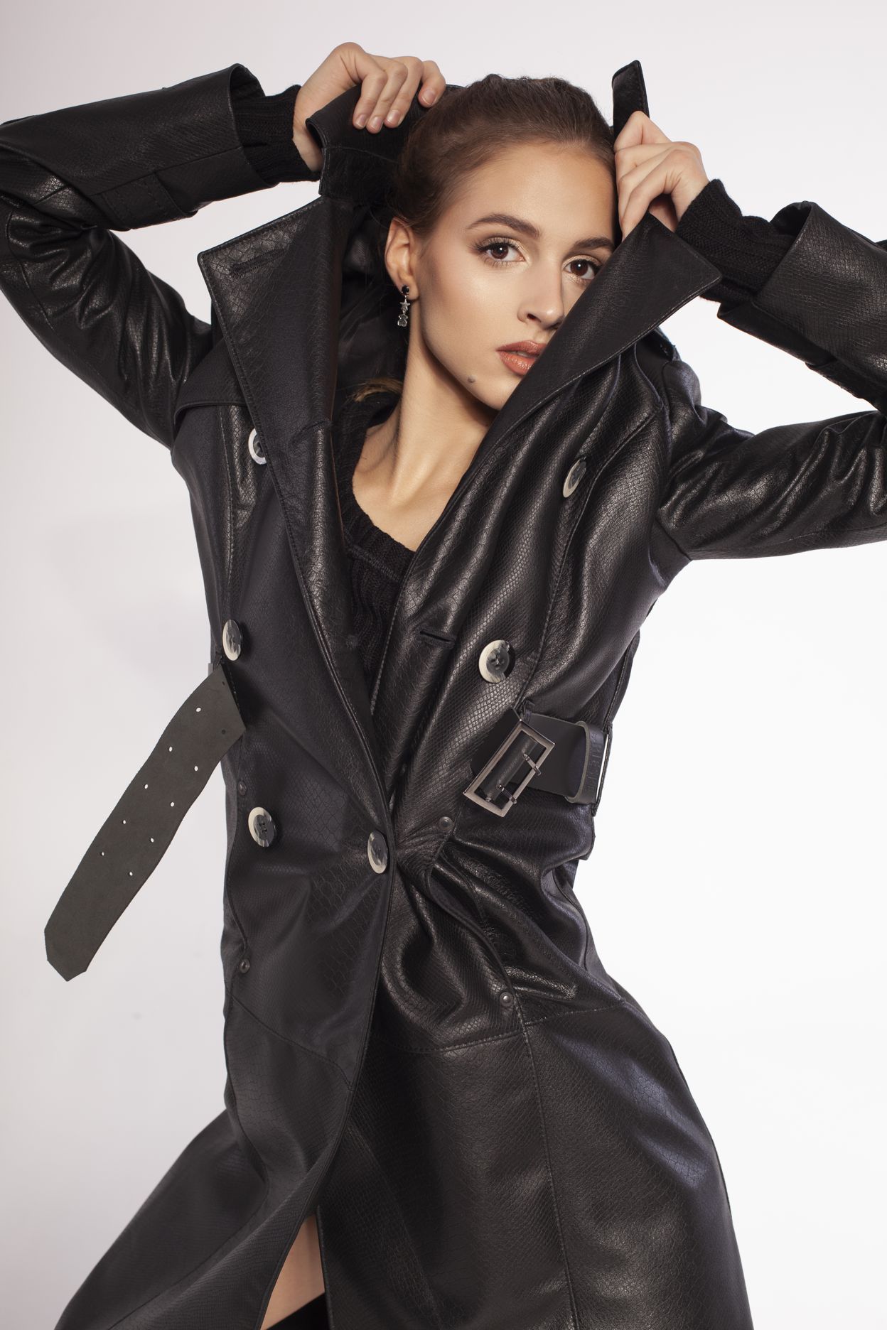 trencz damski skórzany maxi, długi trencz ze skóry włoskiej, czarny płaszcz skórzany maxi, płaszcz ze skóry włoskiej, płaszcz skóra naturalna z wzorem węża, długi trencz ze skóry naturalnej czarny, długie płaszcze skórzane, płaszcz skórzany by rieske, trencz czarny, długi trencz skóra