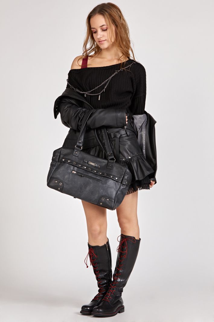 krótka kurtka skórzana, kurtka skórzana czarna, kurtka ze skóry naturalnej w kolorze czarnym, czarna kurtka skórzana, kurtka ze skóry włoskiej, kurtka slim skóra naturalna, modna kurtka skórzana by rieske, kurtka limitowana edycja, jakość premium