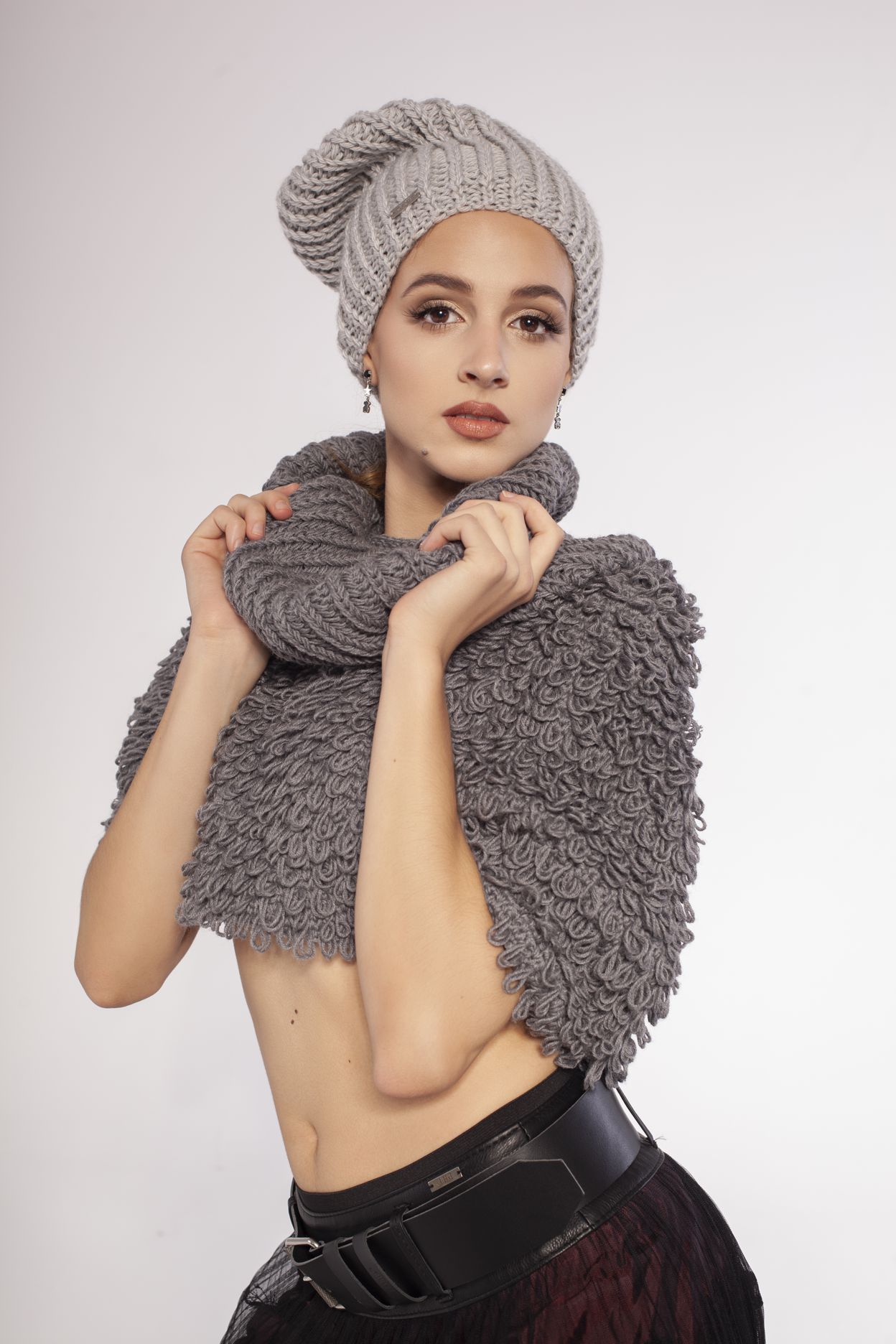 spódnica maxi z tiulu i skóry, tiulowa spódnica ze skórzanym karczkiem i paskiem, spódnica maxi karczek i pasek ze skóry włoskiej, długa spódnica z karczkiem ze skóry naturalnej i plisowanego tiulu, czarna spódnica maxi,j spódnica premium maxi, spódniczka maxi, spódnica by rieske