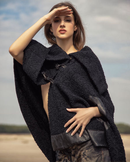 222010 Ponczo Boucle Black